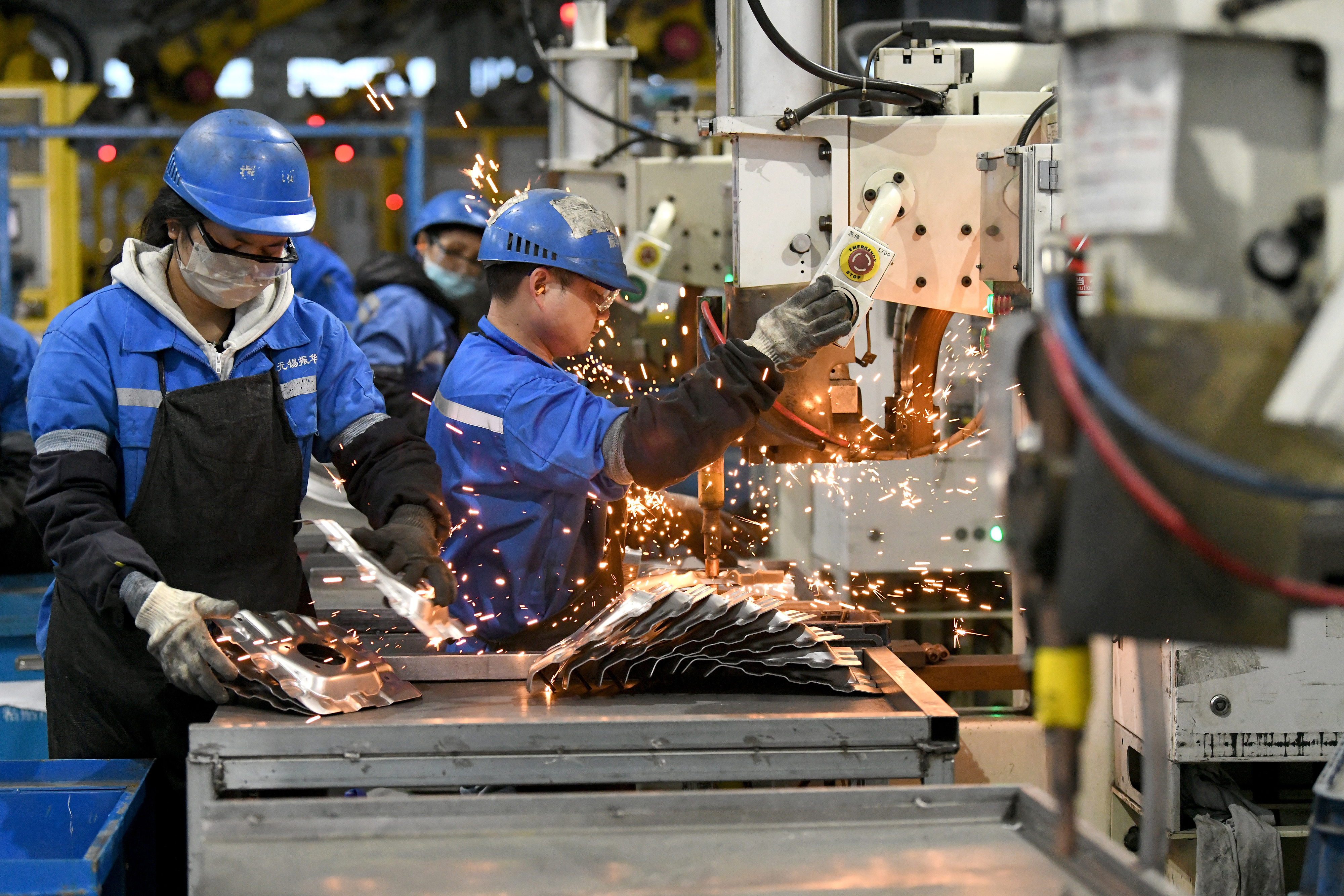 2023年2月7日，福建省寧德市蕉城區(qū)一家汽車零部件生產(chǎn)企業(yè)的生產(chǎn)線上一派繁忙景象。